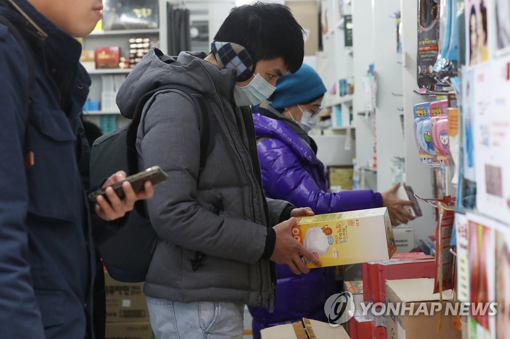 마스크 고르는 외국인 관광객들