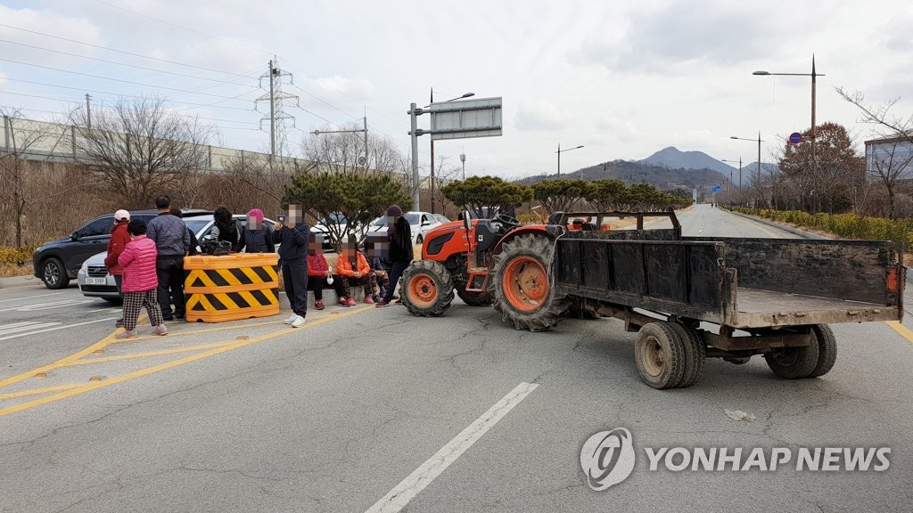 우한 교민 격리수용 반발…아산 주민들 경찰인재개발원 진입로 차단