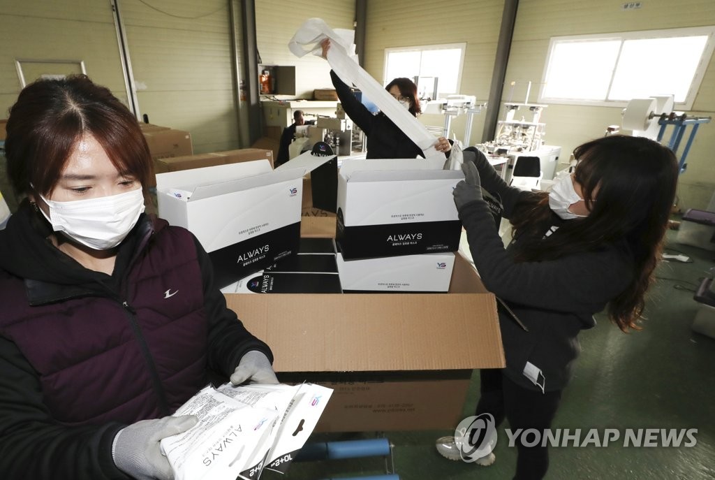 신종 코로나바이러스 공포, 마스크 공장 '풀가동'