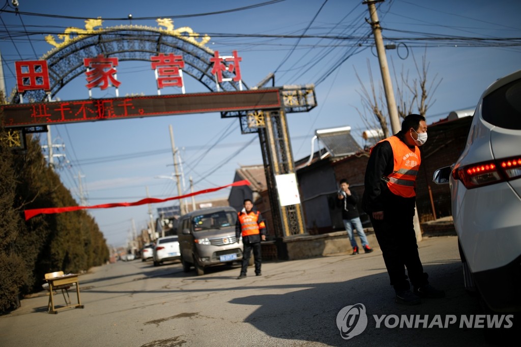 신종코로나로 중국 마을 입구서 외부차량 검문