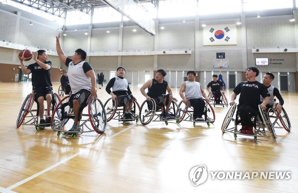 패럴림픽 출전하는 휠체어 농구 대표팀이 이천훈련원에서 훈련하는 장면.