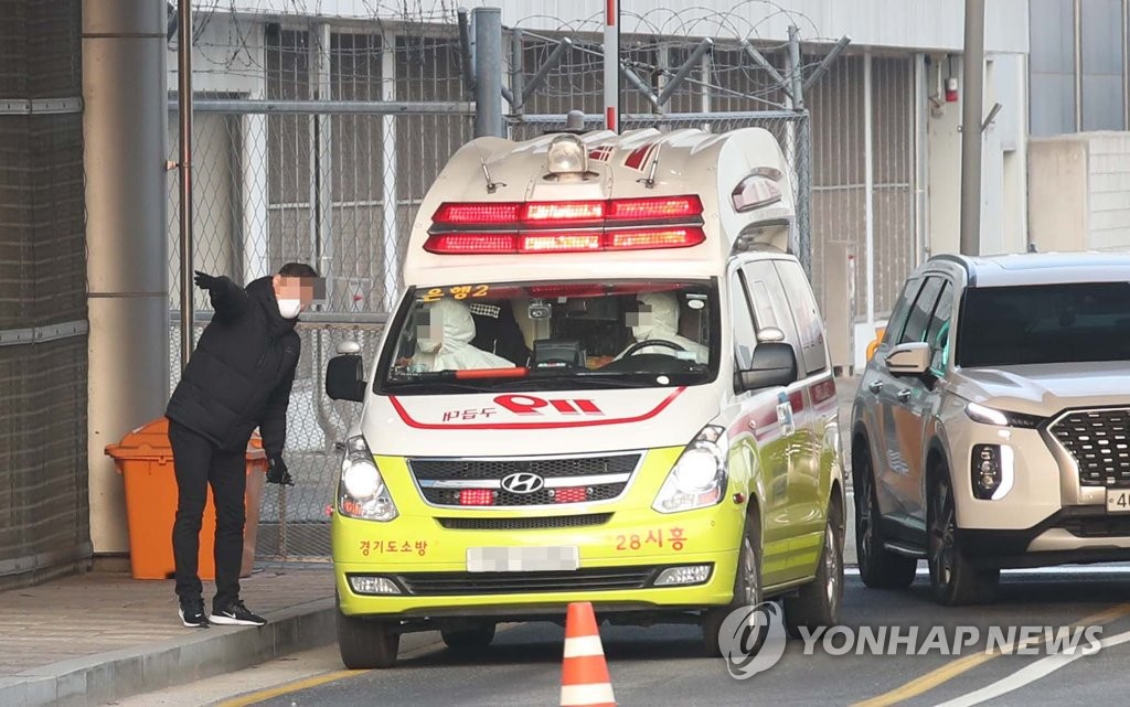김포공항서 이동하는 구급차
