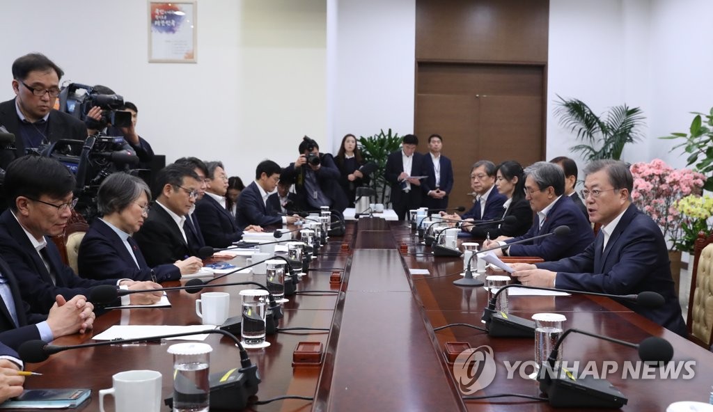 President Moon Jae-in (R) speaks at a Cheong Wa Dae meeting with his senior aides on Feb. 3, 2020. (Yonhap)