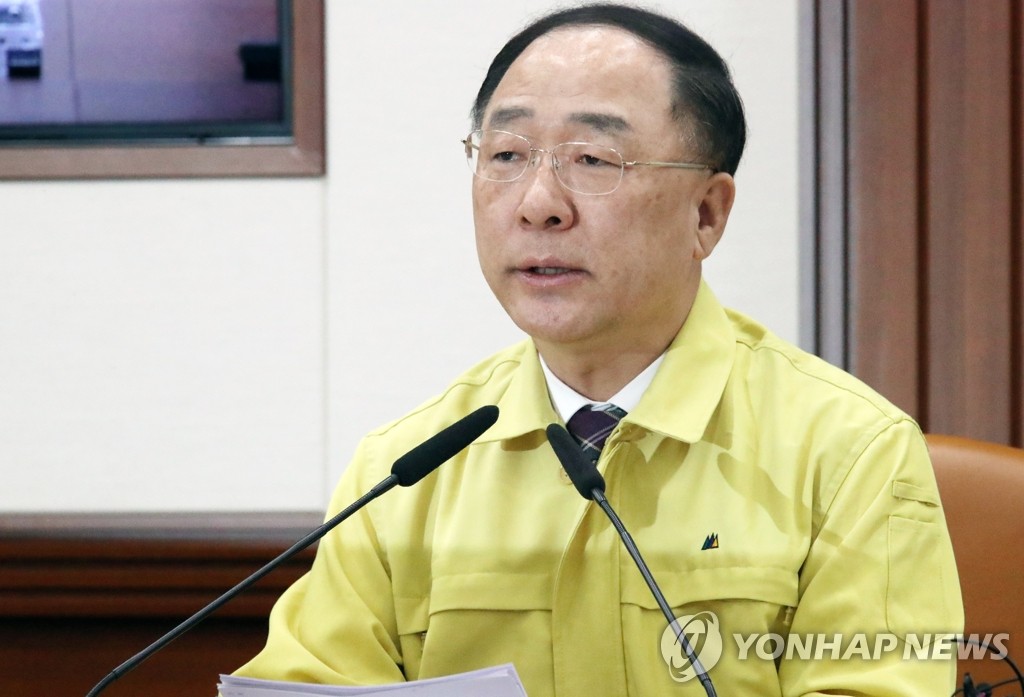 Finance Minister Hong Nam-ki speaks at a meeting with economic ministers on curbing the spread of a new coronavirus on Feb. 5. 2020.