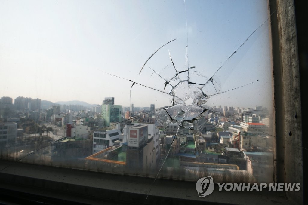 고스란히 재건한 헬기사격의 상처