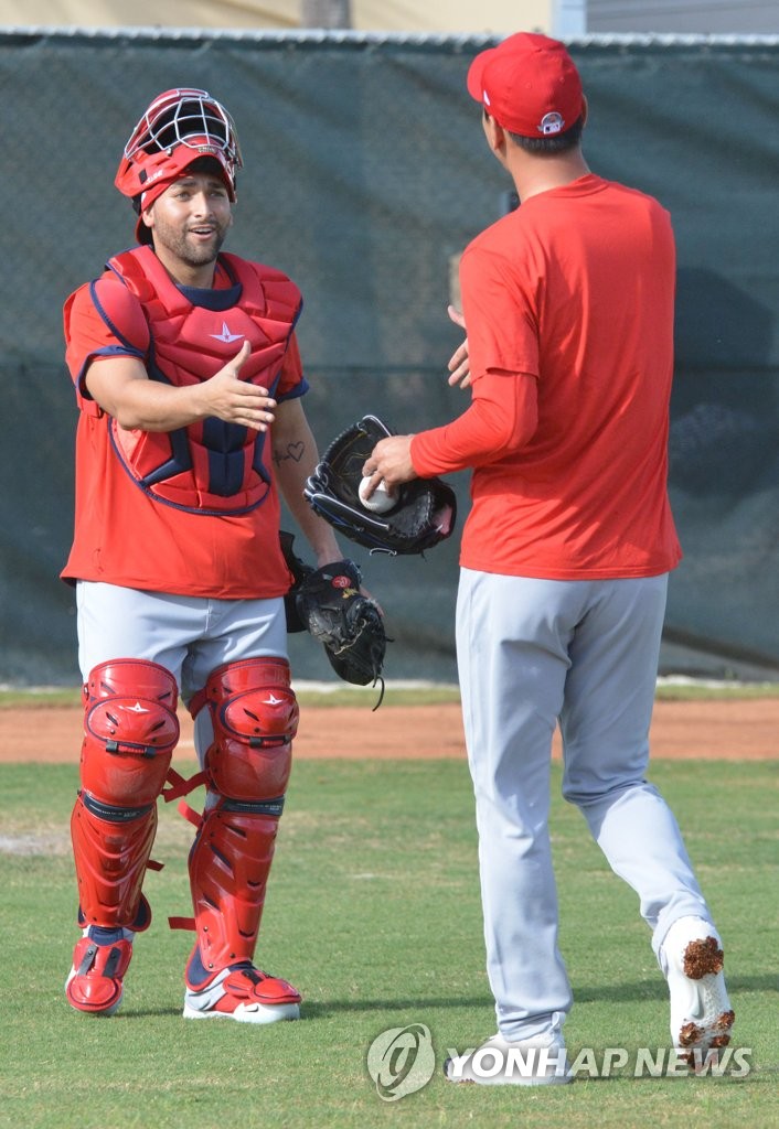 Kim Kwang-hyun of St. Louis Cardinals (R) shakes hands with catcher Jose Godoy after their bullpen session during the club's spring training at Roger Dean Chevrolet Stadium in Jupiter, Florida, on Feb. 11, 2020. (Yonhap)