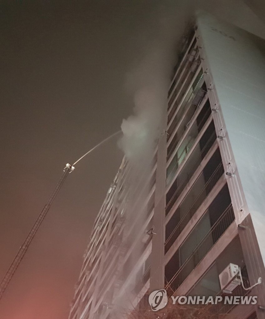 전주 한 아파트 화재 진압