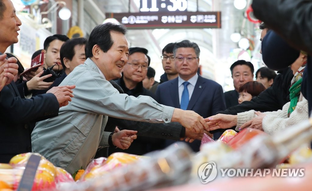 상인들 격려하는 정세균 국무총리