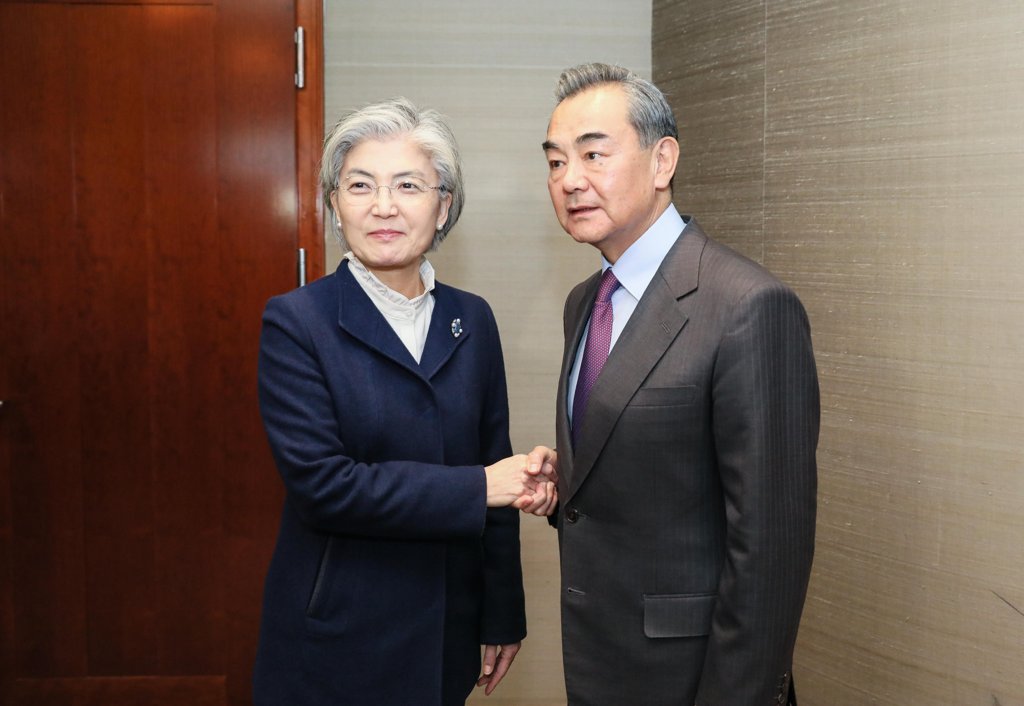 This photo, provided by South Korea's foreign ministry, shows Foreign Minister Kang Kyung-wha (L) and her Chinese counterpart, Wang Yi, at a bilateral meeting in Munich, Germany, on Feb. 15, 2020. (Yonhap)