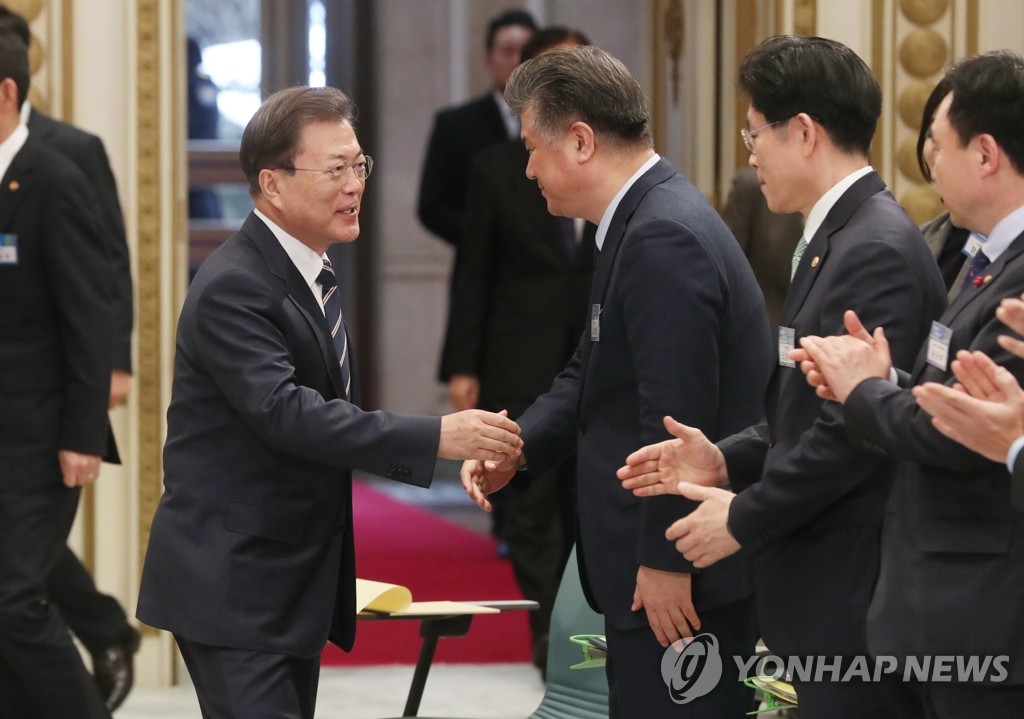 업무보고 참석자와 인사하는 문 대통령