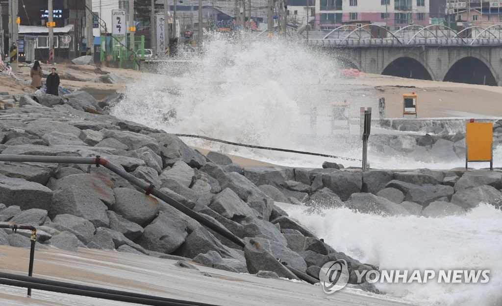 도깨비 방파제 위협하는 높은 파도