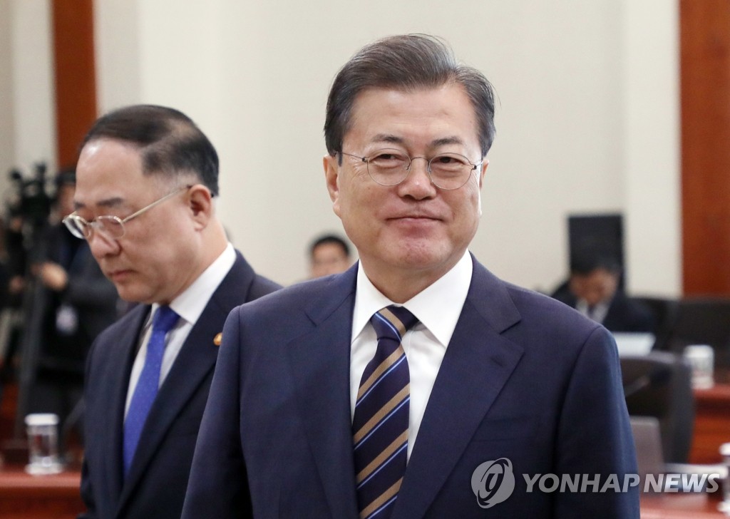 문 대통령 '밝은 표정'