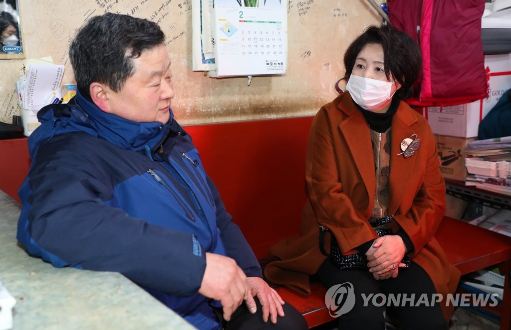 상인과 환담하는 김정숙 여사