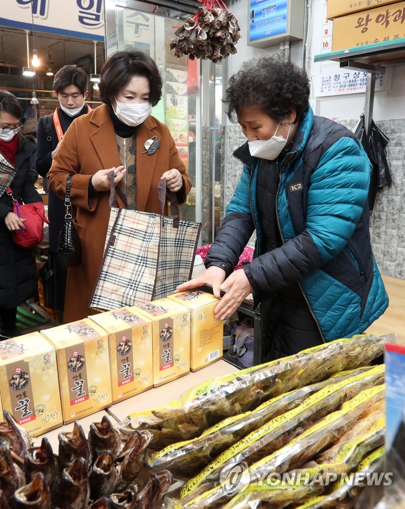 文大統領夫人 伝統市場でお買い物 文大統領夫人 伝統市場でお買い物