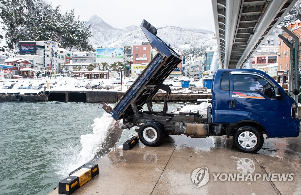 바다로 들어가는 눈