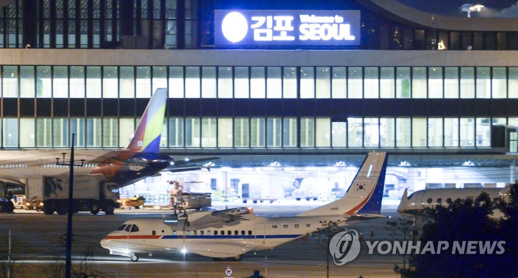 Avión con los surcoreanos evacuados del crucero en Japón Avión con los surcoreanos evacuados del crucero en Japón