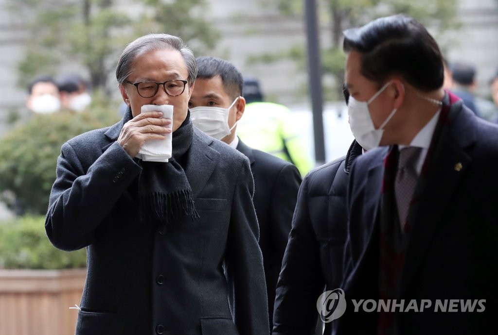 항소심 선고 출석하는 이명박 전 대통령
