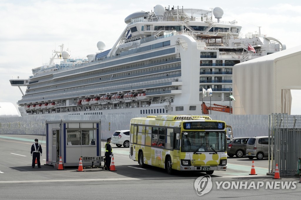 일본 크루즈선 '음성 판정' 승선객 태운 버스