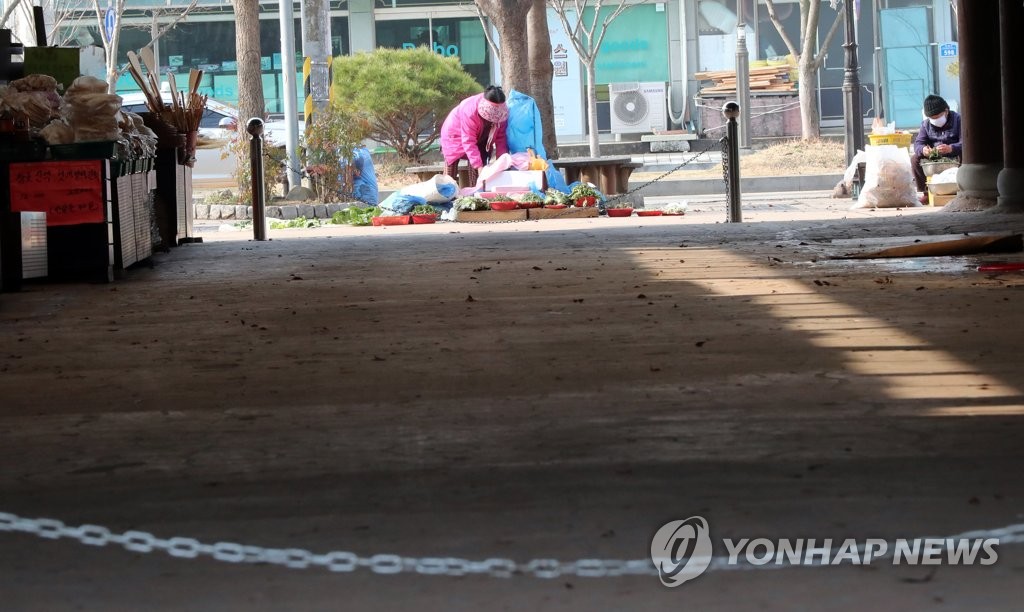 확진자 다녀가 인적 끊긴 시장