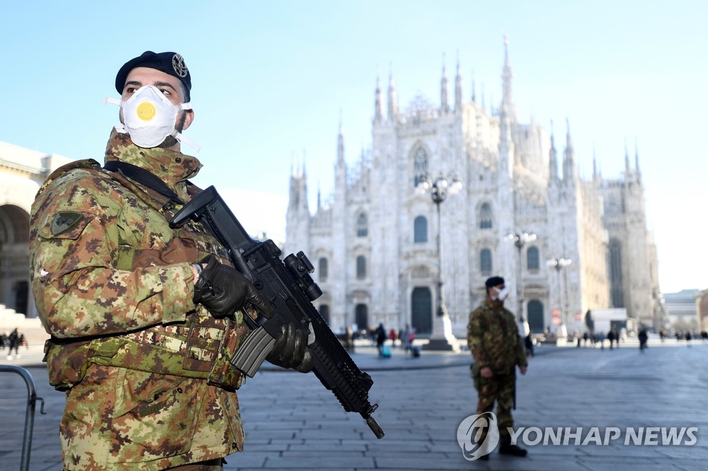 폐쇄된 이탈리아 두오모 대성당 앞 마스크 쓴 군인
