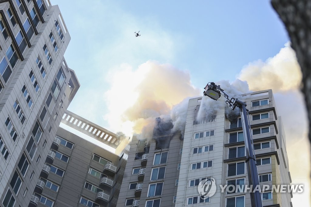 아파트 화재, 인명 피해 파악하는 드론