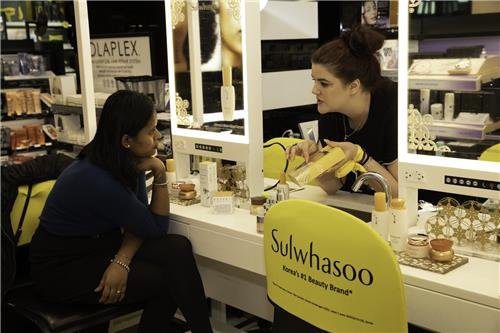 This photo, provided by Amorepacific on March 9, 2020, shows sales of the company's luxury cosmetics brand Sulwhasoo at the New York outlet of global cosmetics chain Sephora. (PHOTO NOT FOR SALE) (Yonhap)
