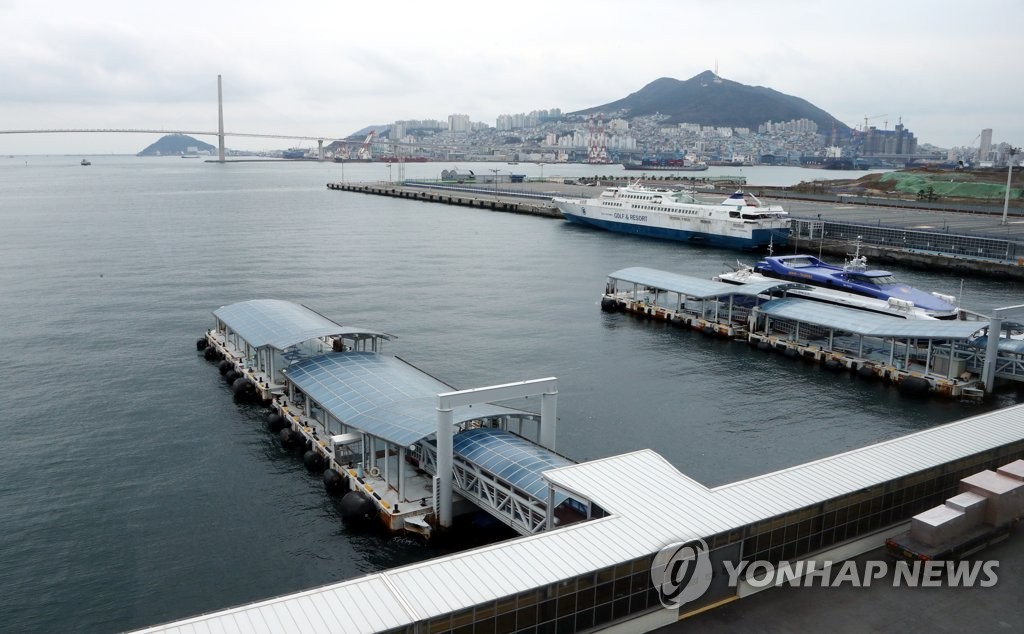 今年３月、閑散とした釜山港旅客ターミナルの様子＝（聯合ニュース）