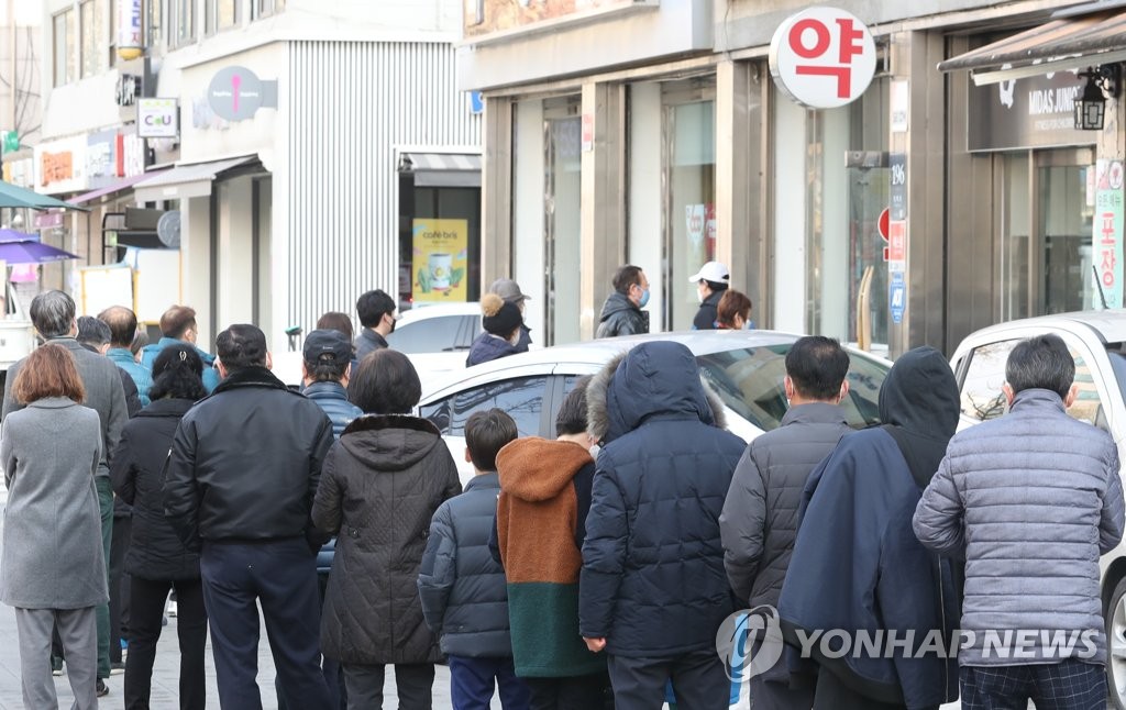 마스크 판매시작 시간에 몰린 구매행렬
