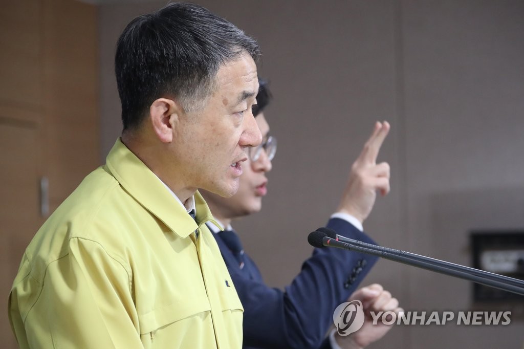 코로나19 대응 정례브리핑하는 박능후 복지부 장관