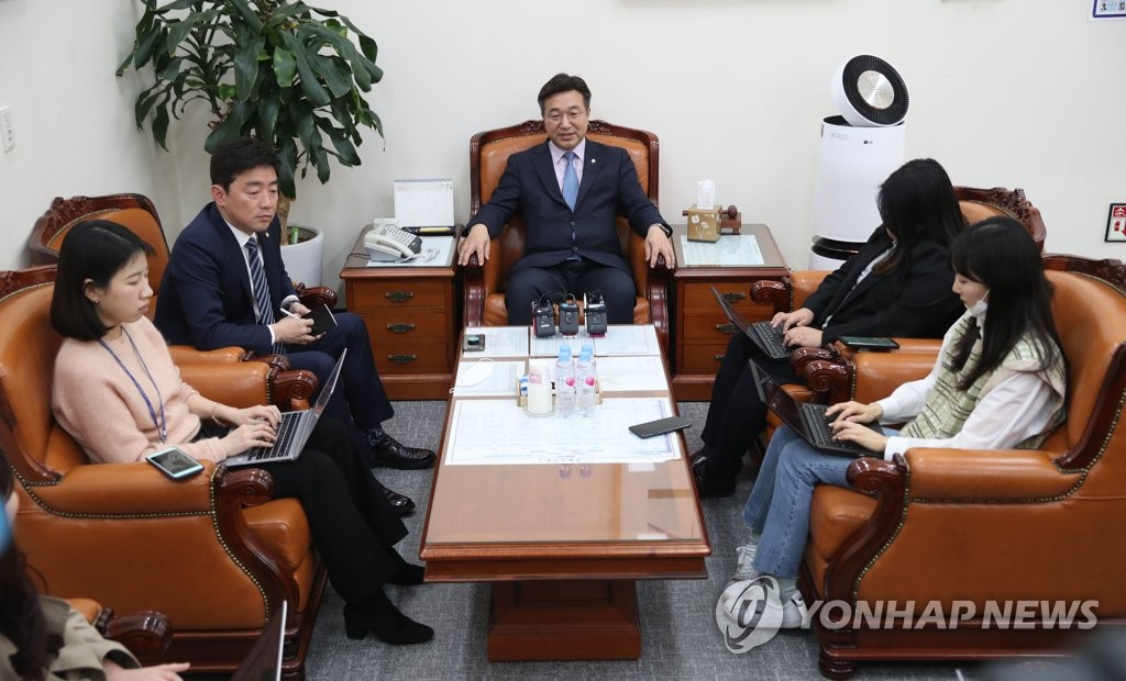 비례연합 플랫폼 관련 브리핑 하는 윤호중 사무총장