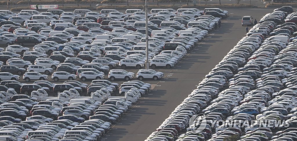 This photo taken on March 18, 2020, shows completed vehicles lined up at Hyundai Motor's port in Ulsan, 410 kilometers southeast of Seoul. (Yonhap)