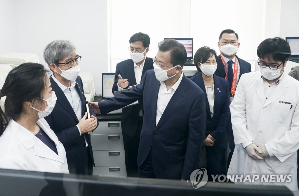 문 대통령, 코로나19 시약업체 방문