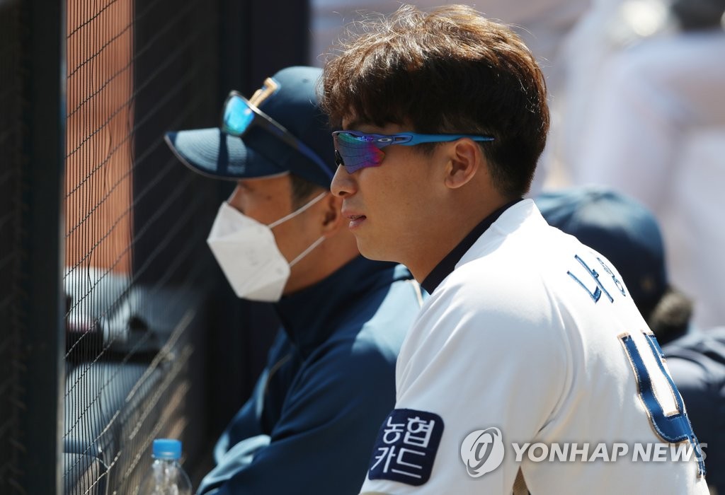 경기를 지켜보는 나성범