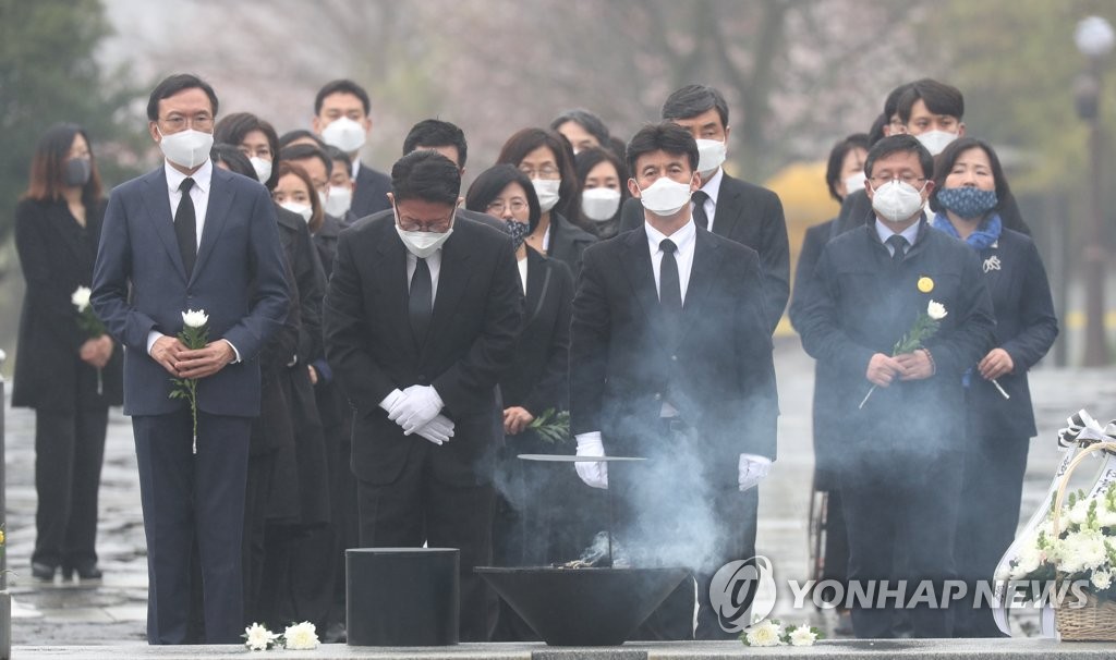 더불어시민당, 노무현 대통령 묘역 참배