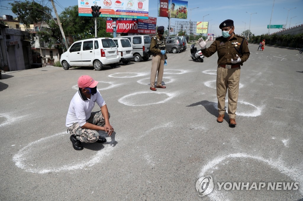 코로나19 봉쇄령 어긴 시민에 벌 주는 인도 경찰
