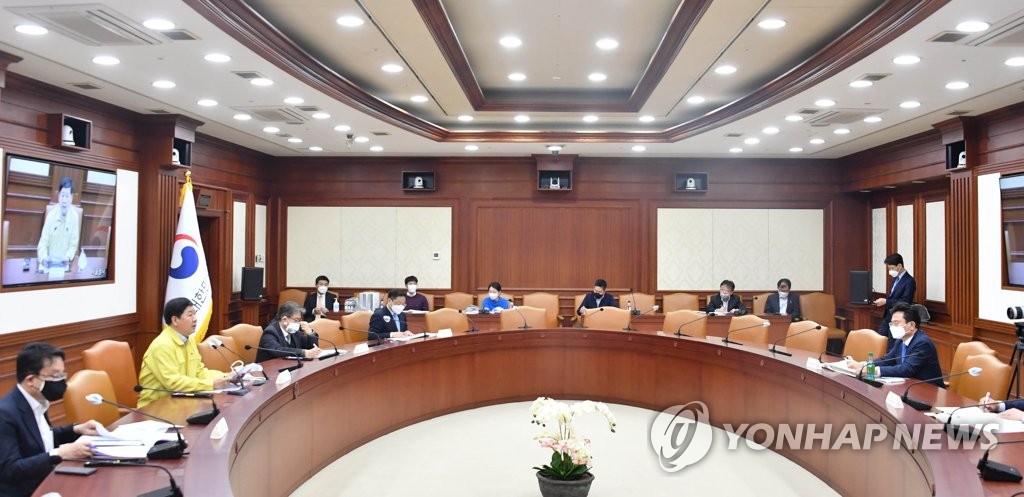 제2차 비상 재정관리점검회의 주재하는 구윤철 차관