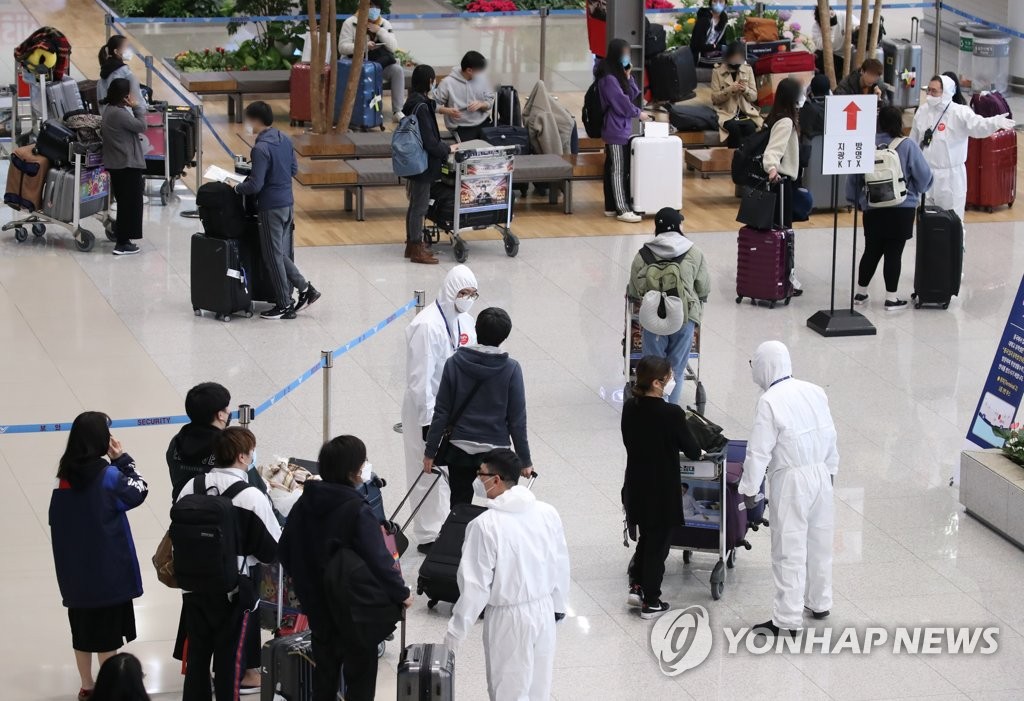 해외입국자 안내로 분주한 입국장