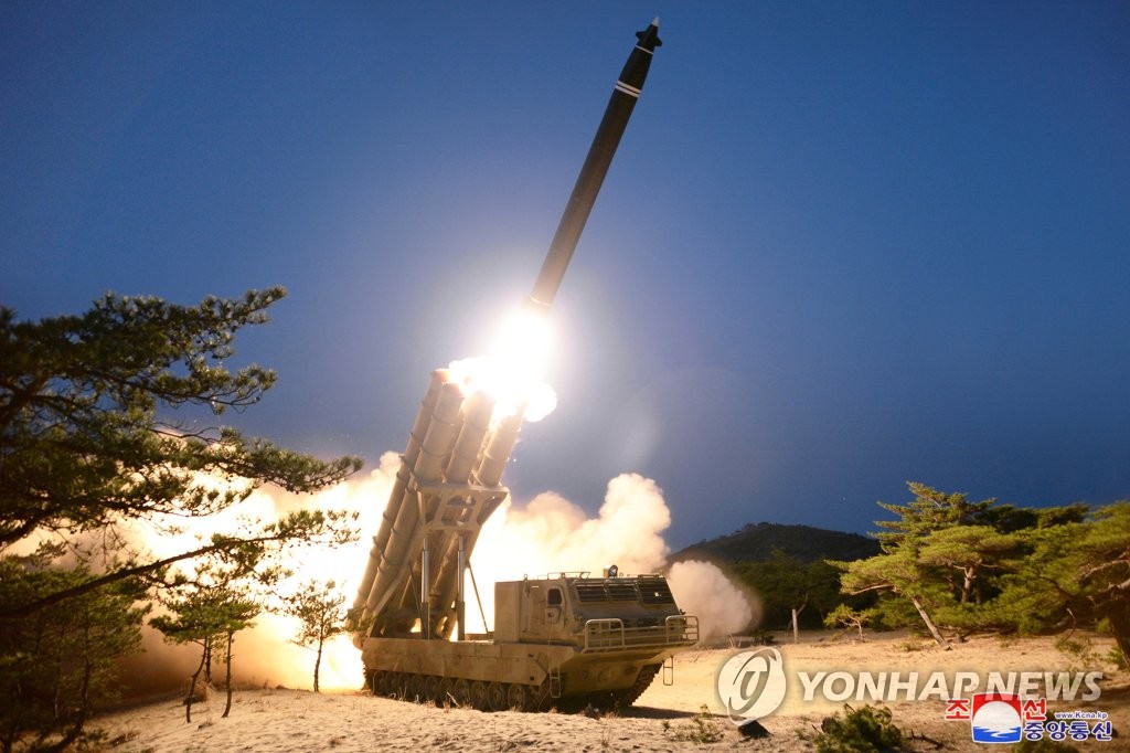 북한, 어제 '초대형 방사포' 시험사격…사진은 '대구경 방사포'