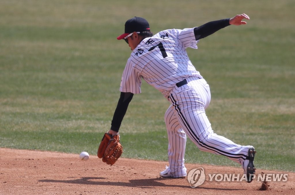 2루수 경쟁, 공 잡지 못하는 정주현
