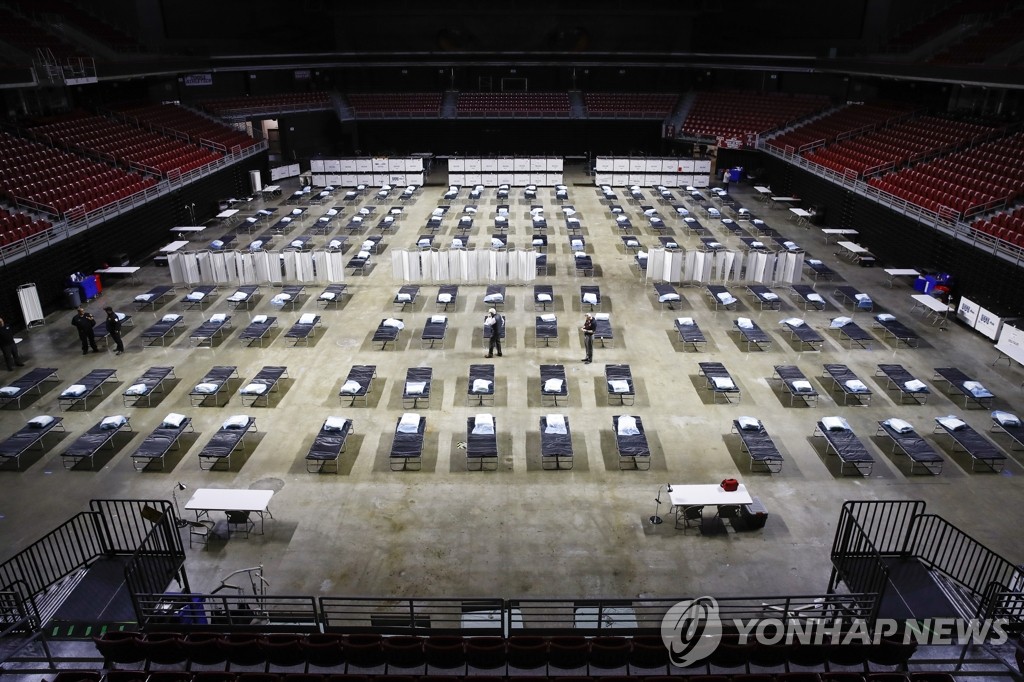 코로나19 임시병원으로 탈바꿈한 미국 경기장
