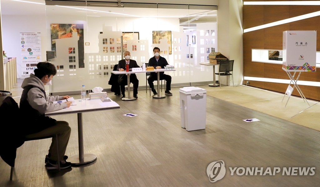 마스크로 무장한 선거관리위원과 선거사무원들