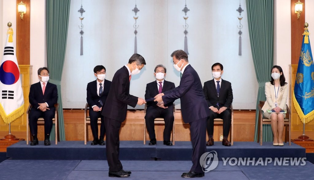 위촉장 받는 정상조 국가지식재산위원장