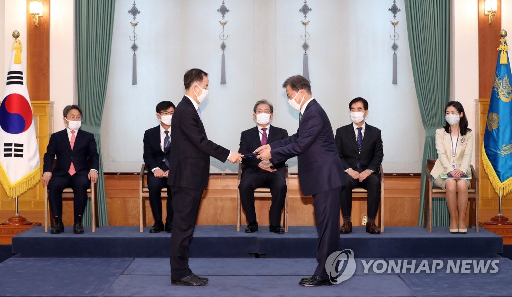 위촉장 받는 김사열 국가균형발전위원장