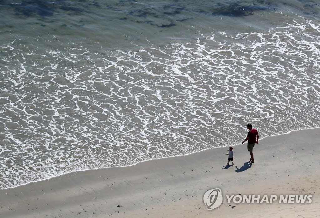 '봄 햇살 가득한 바다'…부산 광안리해수욕장