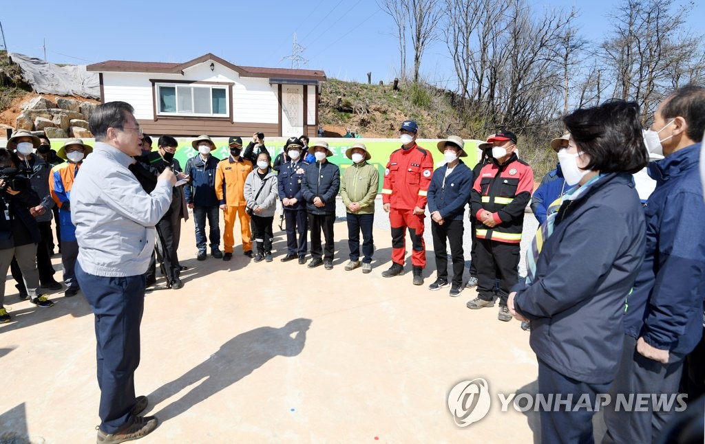 강릉 옥계 산불 피해지역 방문한 문 대통령 내외