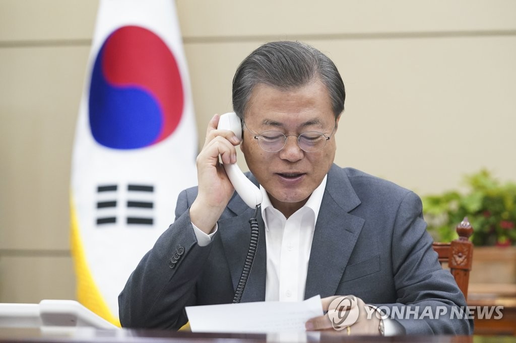 South Korean President Moon Jae-in holds phone talks with his Peruvian counterpart, Martin Vizcarra, at Cheong Wa Dae on April 6, 2020, in this photo provided by the presidential office. (PHOTO NOT FOR SALE) (Yonhap)
