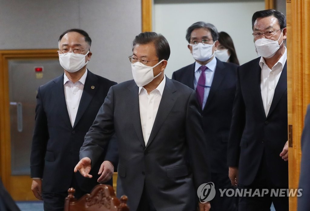 간담회 입장하는 문 대통령