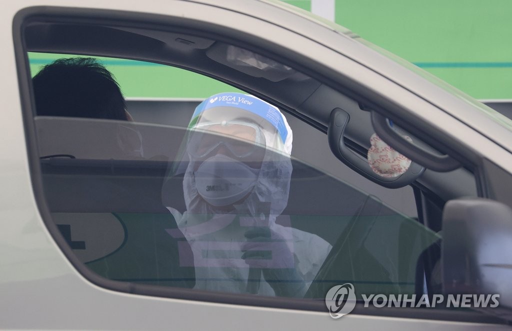 검체 채취하는 의료진