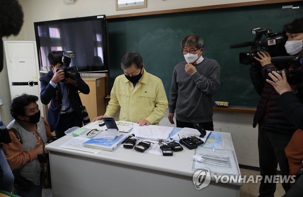 학생들과 영상 통화하는 박백범 차관