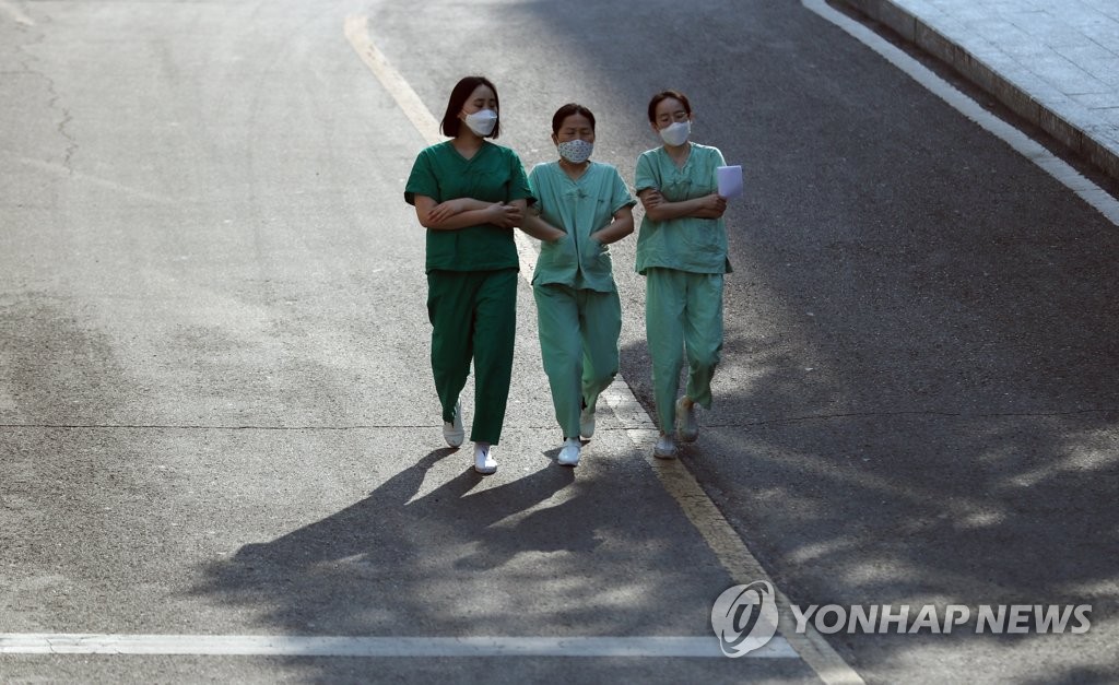 아침 햇살 속 의료진